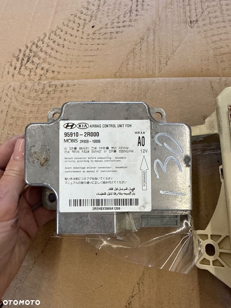 Hyundai i30 Wspomaganie elektryczne 56300A6200 - 1000 złoty  Konsola z poduszkami - 1000 złoty  Kierownica - 300 złoty  Manetki 944202K560 - 150 złoty  Stacyjka i30 - 150 złoty  Poduszki kurtyny i30 -  85010A6000 - 150 złoty  85020A6000 - 150 złoty  Dźwignia zmiany biegów 84650A6000X - 150 złoty  Panel klimatyzacji (2 sztuki) 97250-A6040GU - 150 złoty sztuka  Radio 96170 A6210GU (2sztuki) - 250 złoty sztuka  Hyundai licznik 94003 A6510 (2 sztuki) - 250 złoty  Moduł bsi:  91950-A6021 - 100 złoty  91950-A6041 - 100 złoty  Sterownik assy:  95400-A6011 - 100 złoty  95400-A6021 - 100 złoty  Sterownik silnika: 39130-2A610 - 500 złoty  Sensor poduszek:  95910A6000 - 150 złoty  95910A6300 - 150 złoty  Moduł haka D-52249 - 150 złoty  Komputer sterownik bosch:  0281016011 - 250 złoty  0281013402 (2 sztuki) - 350 złoty sztuka  0281015437 - 250 złoty  0281017213 - 200 złoty  0281014291 - 100 złoty  0281015864 - 500 złoty  0281014292 (2 sztuki) - 250 złoty sztuka  Komputer silnika:  391122B100 (4 sztuki) - 400 złoty sztuka  391122B200 (4 sztuki) - 400 złoty sztuka  391122B102 (4 sztuki) - 250 złoty sztuka  391122B140 - 800 złoty  Sterownik komputera:  391192B700 - 250 złoty  391122b125 - 200 złoty  391102BGB3 - 200 złoty - 30