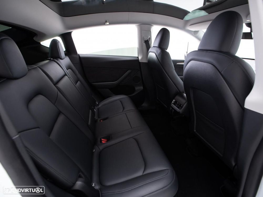 Tesla Model Y Long Range Dual Motor AWD — fotografia 12