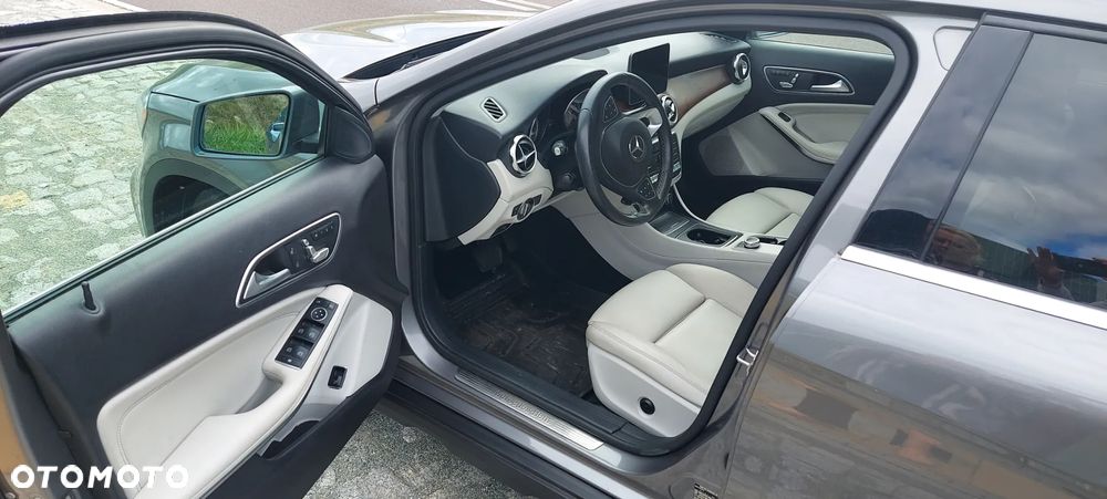 Mercedes-Benz GLA 250 4Matic 7G-DCT UrbanStyle Edition - 12