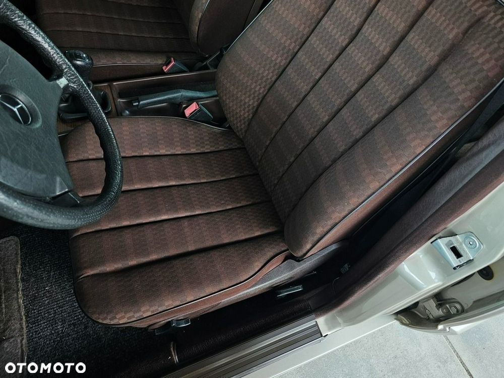 Mercedes-Benz W201 (190) - 23