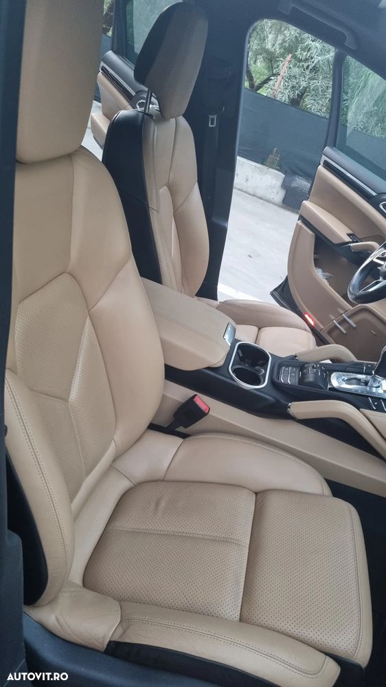 Porsche Cayenne 3.0 L - 22