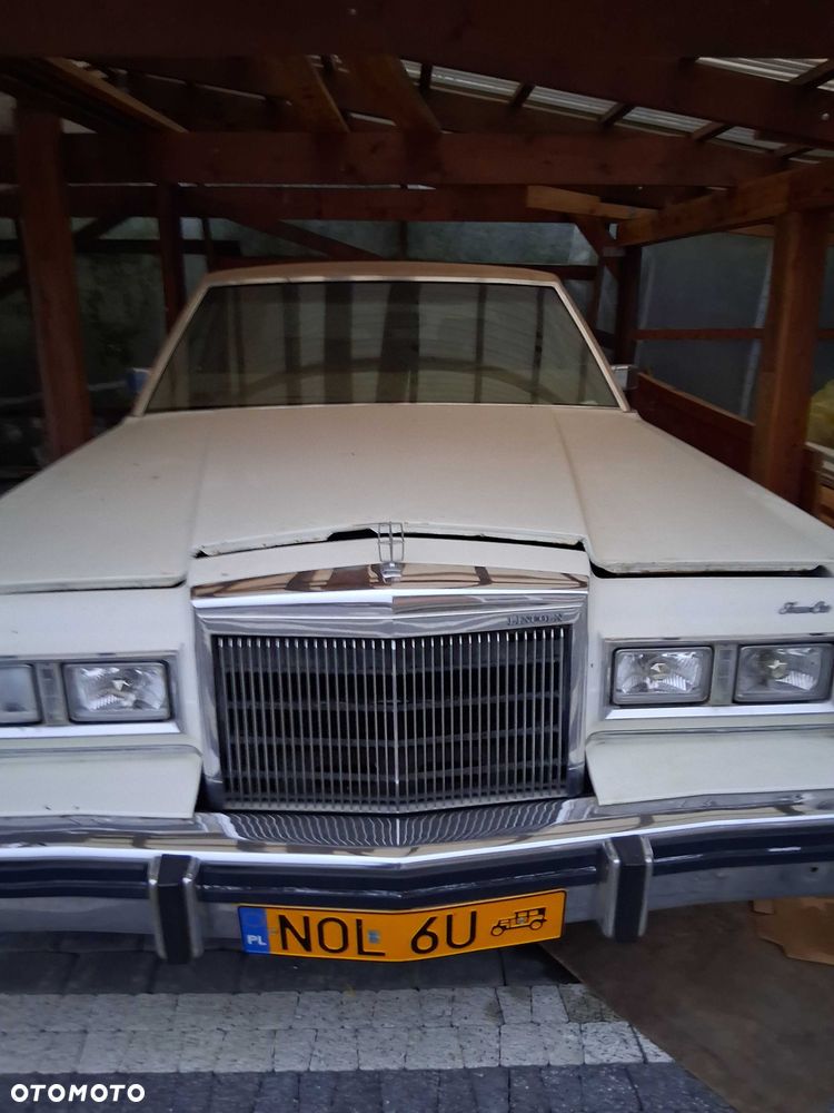 Lincoln Town Car - 2