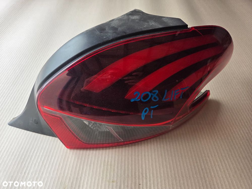 Lampa tylna prawa Peugeot 208 I LIFT - 1