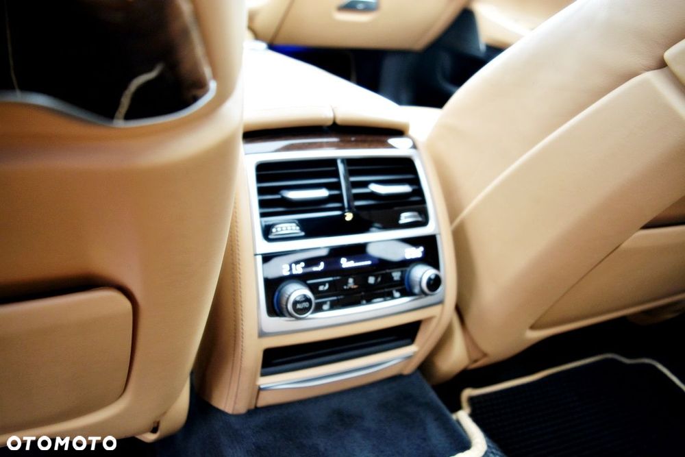 BMW Seria 7 750Li xDrive - 24