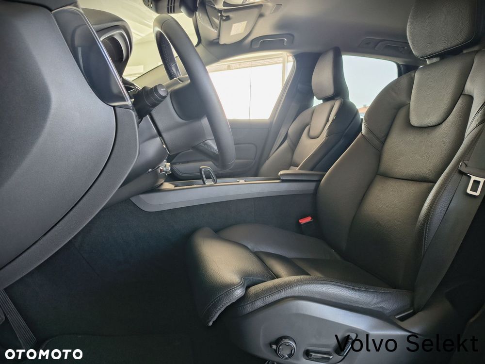 Volvo XC 60 B4 D Plus Dark - 25