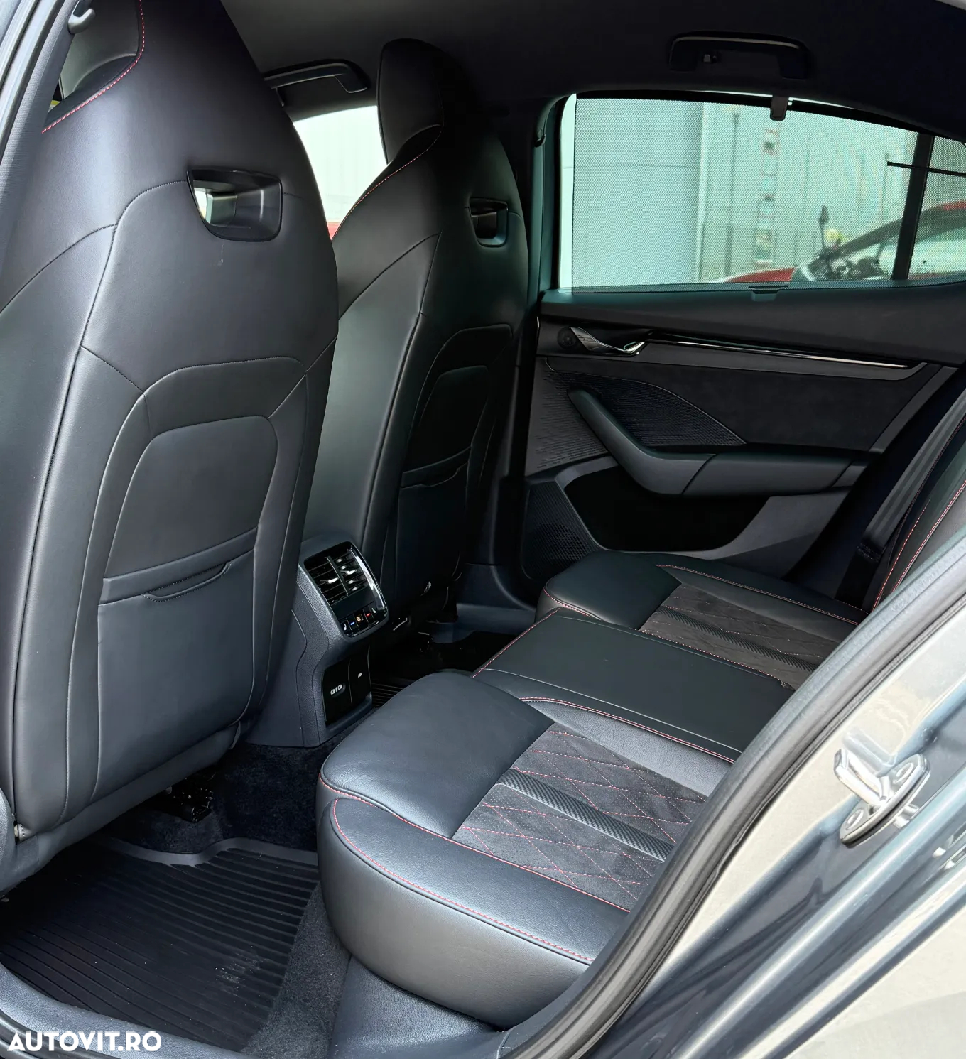 Skoda Octavia 2.0 TDI DSG 4x4 RS First Edition - 11