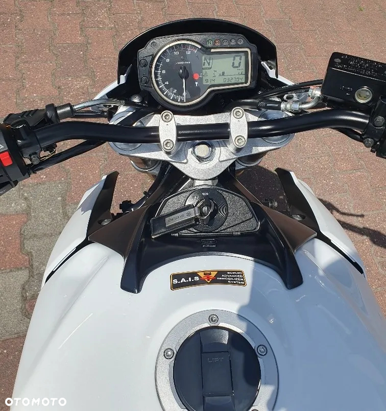 Suzuki GSR - 14