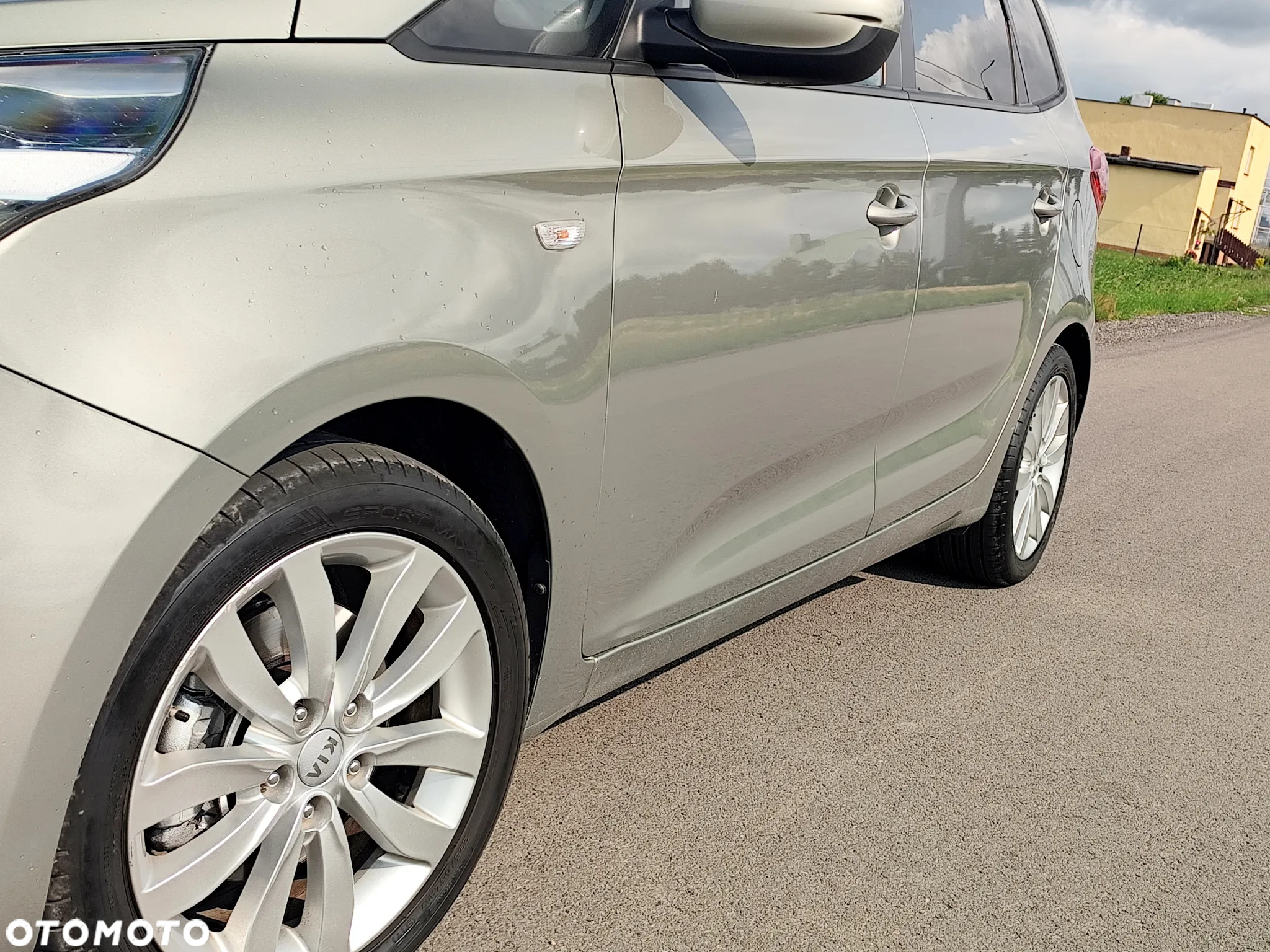 Kia Carens 1.6 GDI Dream Team Edition - 15