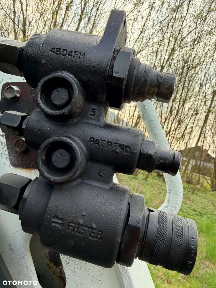 Bobcat S450 ładowarka 4x4 wózek terenowy. Łyżka. Pełne sterowanie z dżojstika jazda i praca. Aktualne serwisy DEKRA 2026r. Dokumentacja Pełna. Silnik Kubota 4cyl 55km. Maszyna Jak Nowa z Salonu! Pochodzi z Norweskiego Gospodarstwa! 2019 rok 1880 mtg! Zero luzów i wycieków. Bardzo mocna i wydajna maszyna o małych gabarytach! Idealna do stajni oraz Budownictwa. OKAZJA TANIO 3 wyjścia Hydrauliczne pod urządzenia!! - 34