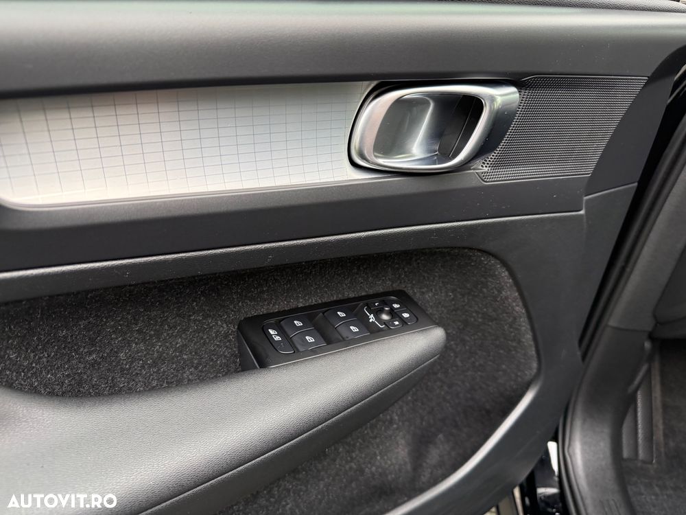 Volvo XC 40 B4 AT8 Mild Hybrid Momentum Pro - 15