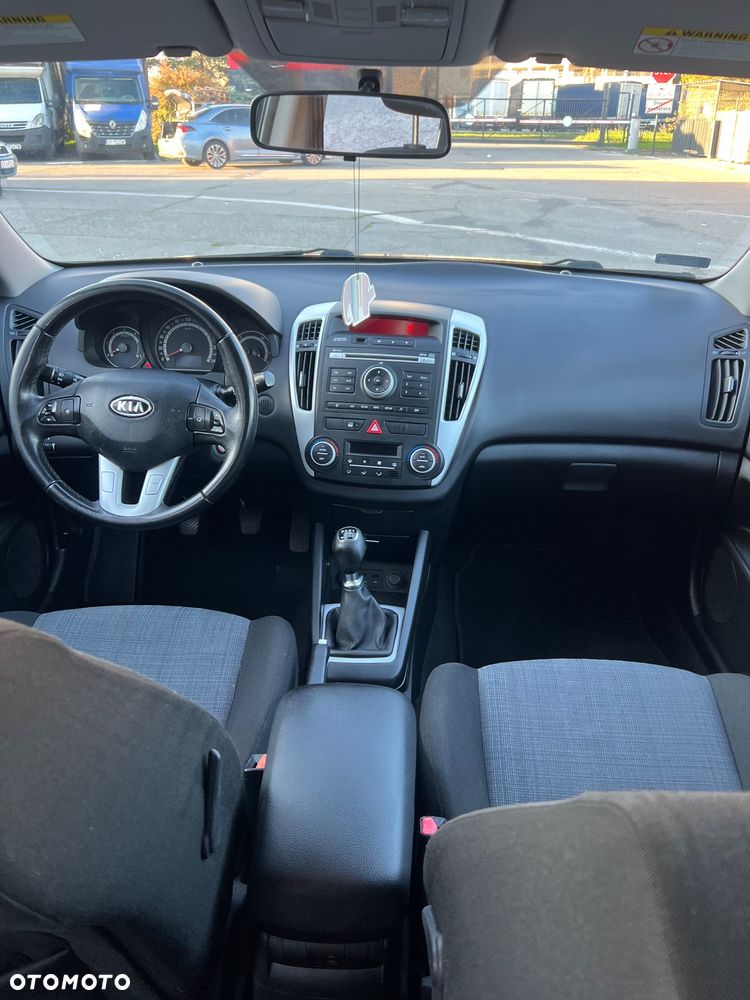 Kia Ceed - 10