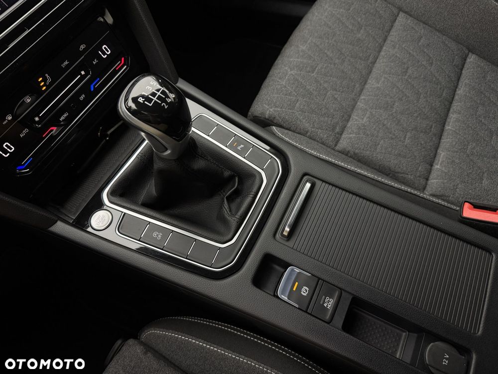 Volkswagen Passat - 25