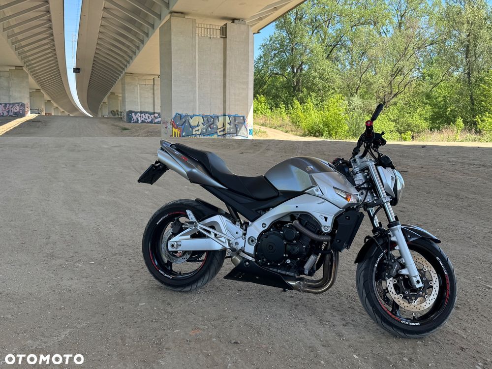 Suzuki GSR - 4