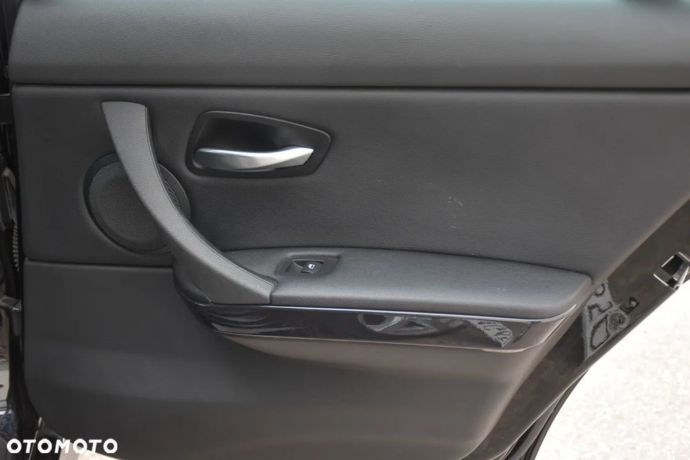 BMW Seria 3 318d DPF Edition Exclusive - 32