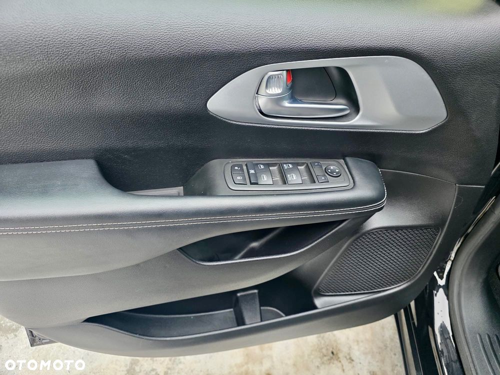 Chrysler Pacifica - 12