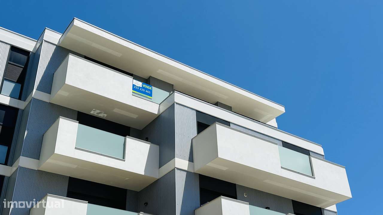 ÚNICO - Último Piso, c/ Varandas e Garagem 3 automóveis - Grande imagem: 2/31