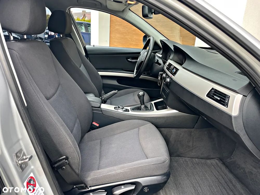 BMW Seria 3 318d DPF Touring Edition Exclusive - 27