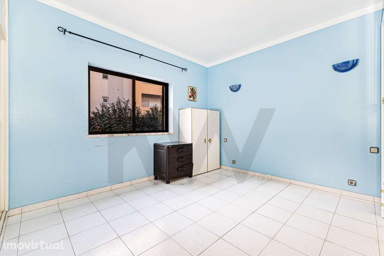 Moradia enorme com 3 entradas independentes em zona calma na cidade de - Grande imagem: 5/49