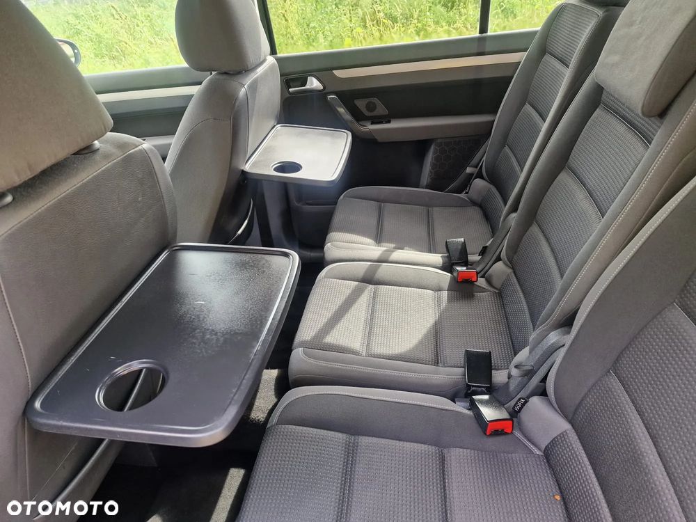 Volkswagen Touran - 10