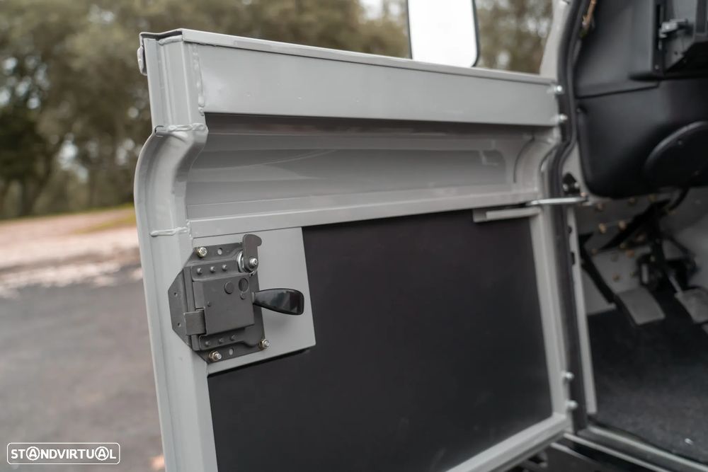 Land Rover Defender - 38