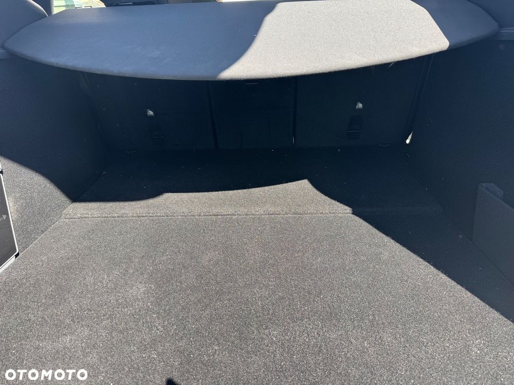 Tesla Model Y - 10