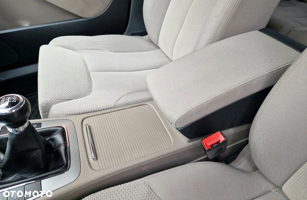 Volkswagen Passat 1.6 FSI Comfortline - 13