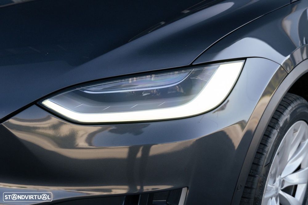 Tesla Model X - 22