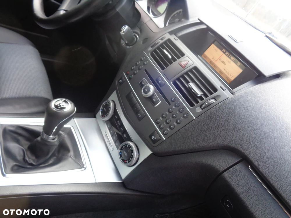 Mercedes-Benz Klasa C 180 CGI BlueEFFICIENCY Avantgarde - 24