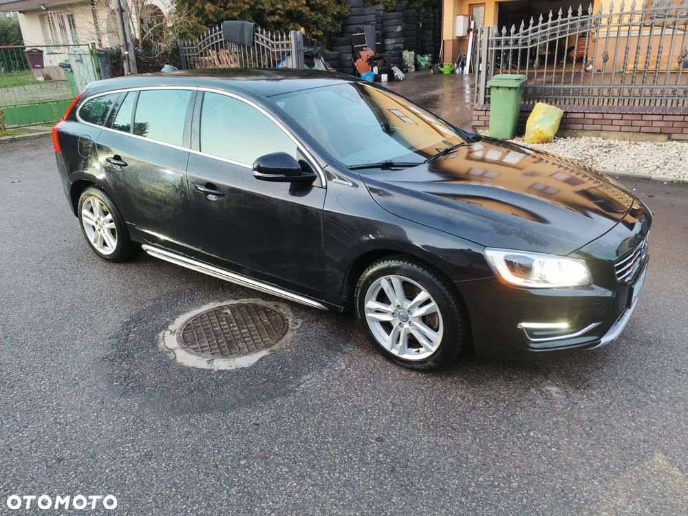 Volvo V60 D6 AWD Plug-in Hybrid R-Design Momentum - 2