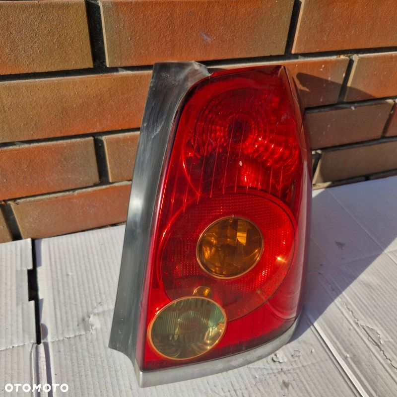 Lampa prawa tylna Toyota Avensis T25 kombi - 5
