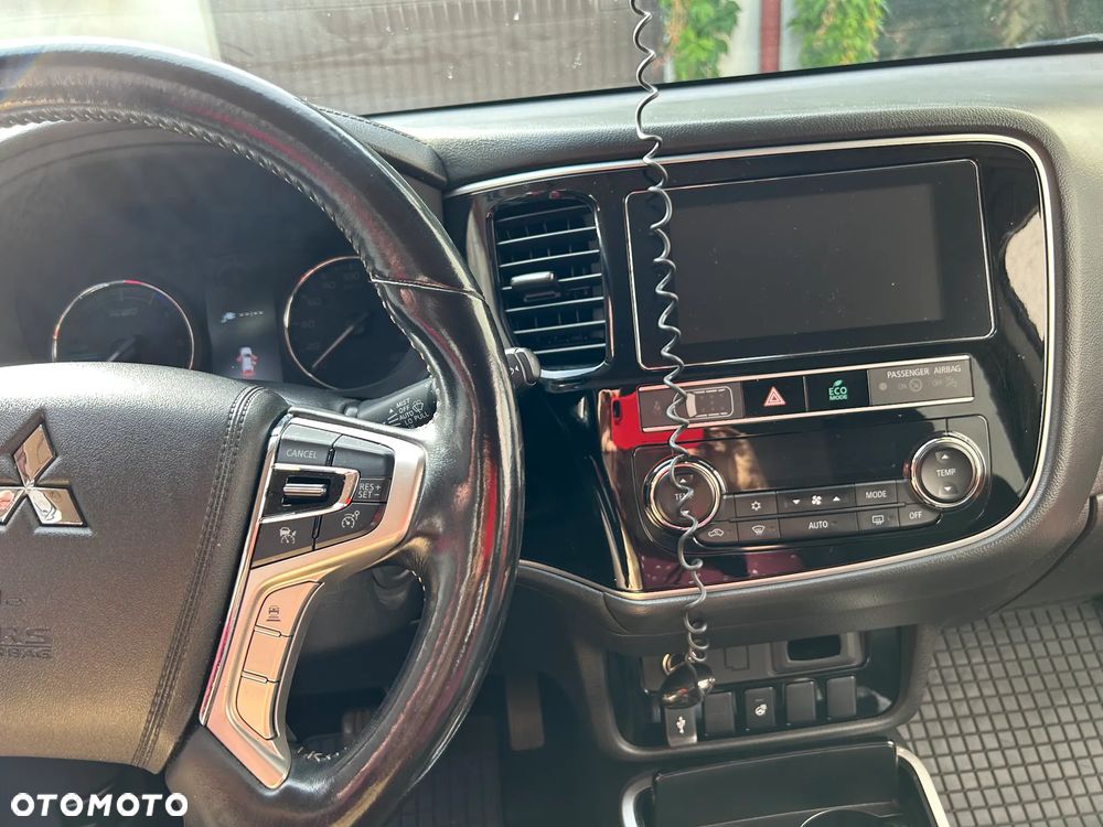 Mitsubishi Outlander 2.4 4WD Plug-In Hybrid - 4