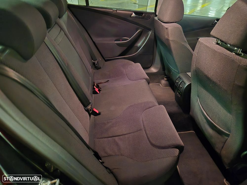 VW Passat 2.0 TDI Confortline - 35