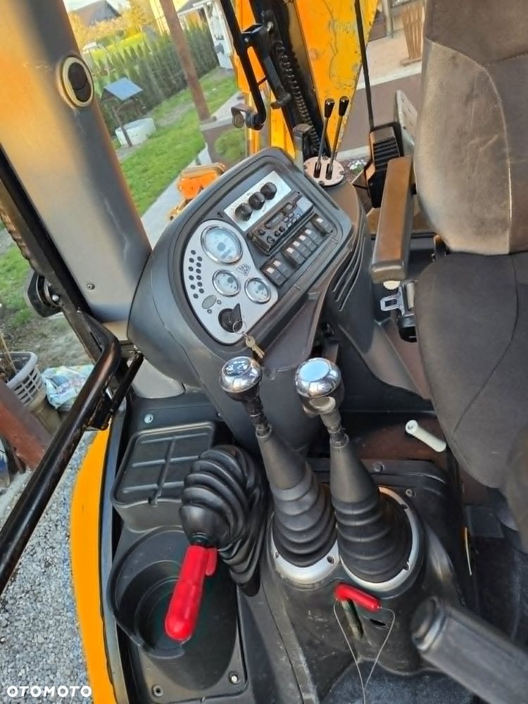 JCB 4CX - 17