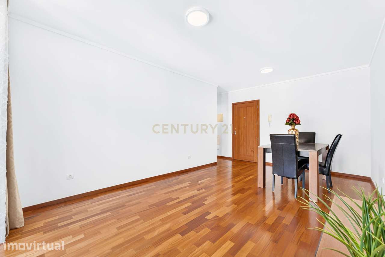 Apartamento T2 no Centro de Santa Cruz – Conforto e Centralidade - Grande imagem: 4/28