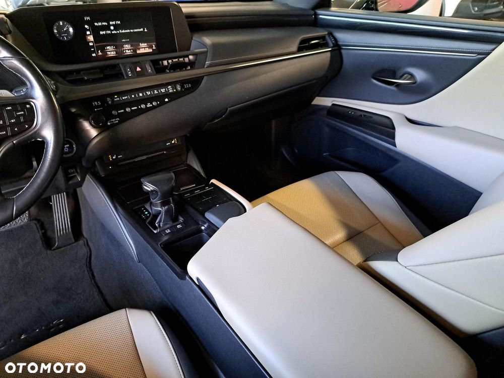 Lexus ES 300h Business Edition - 28