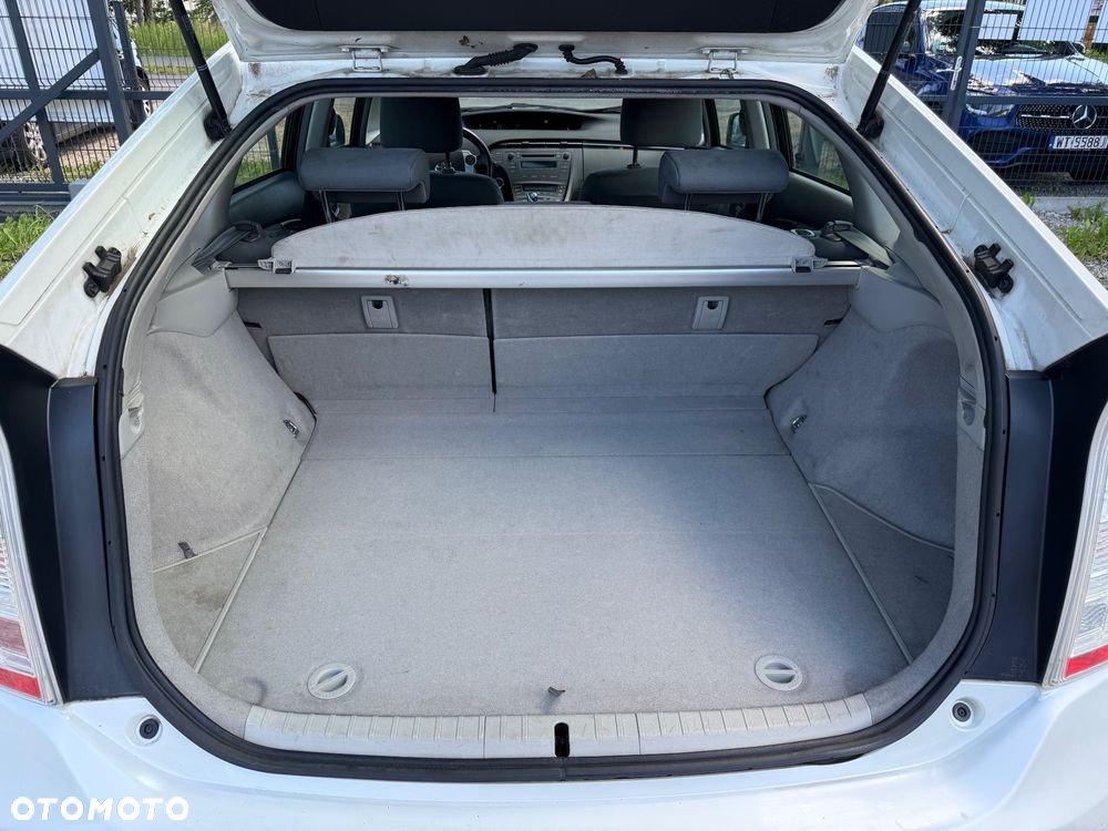 Toyota Prius (Hybrid) - 13