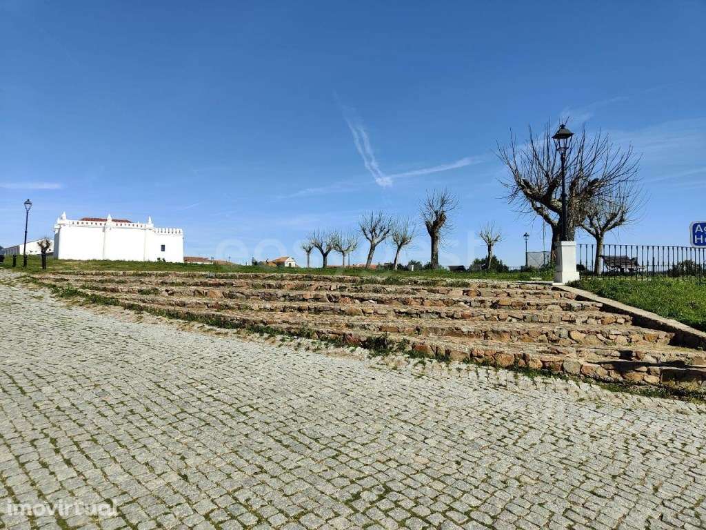 Moradia para recuperar localizada em Alvito, inserida numa zona pri... - Grande imagem: 3/22