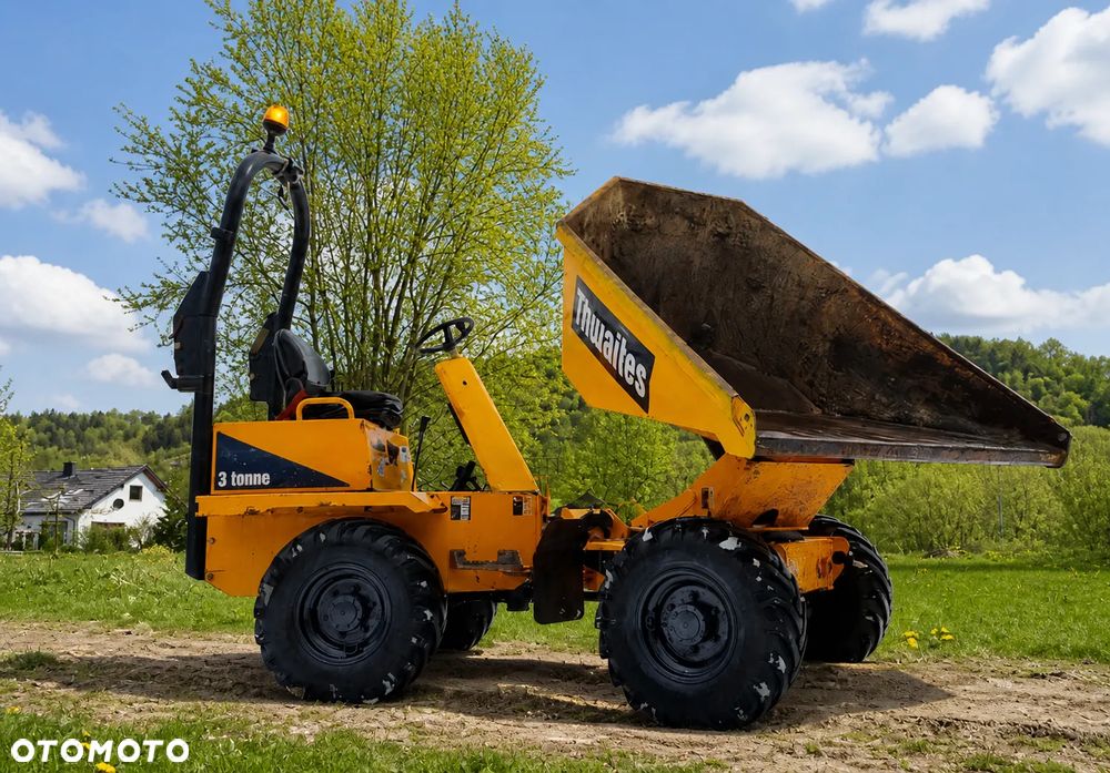Thwaites MACH 573. Wozidło Budowlane-Rolnicze. Wózek z Obrotową Kolebą. 3 tony ładowność. 4x4. Silnik 3cylindry. Yanmar 36 KM. 1500 mtg. 2018 rok. Jazda 3 prędkości. Maszyna jak Nowa z Norweskiego Gospodarstwa! Ani deka luzów i wycieków! Pełny Oryginał. Hamulce brzytwa. Serwisy w DEKRA. Maszyna Woziła lekkie ładunki. Praktycznie zerowe zużycie. Wielka Okazja. Wszystko w pełnym Oryginale. Opony Oryginał w super stanie! - 3