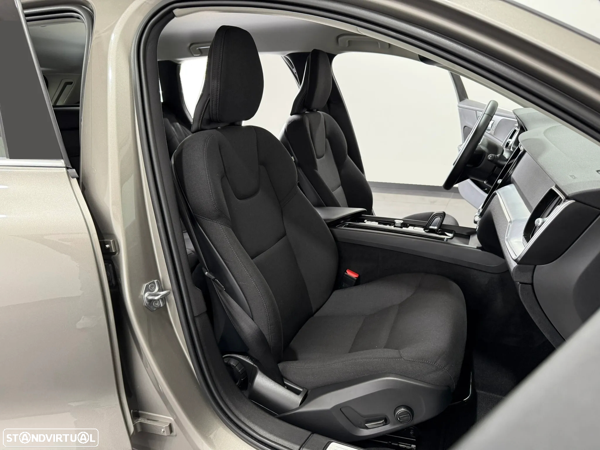 Volvo V60 2.0 B4 Momentum Geartronic - 35