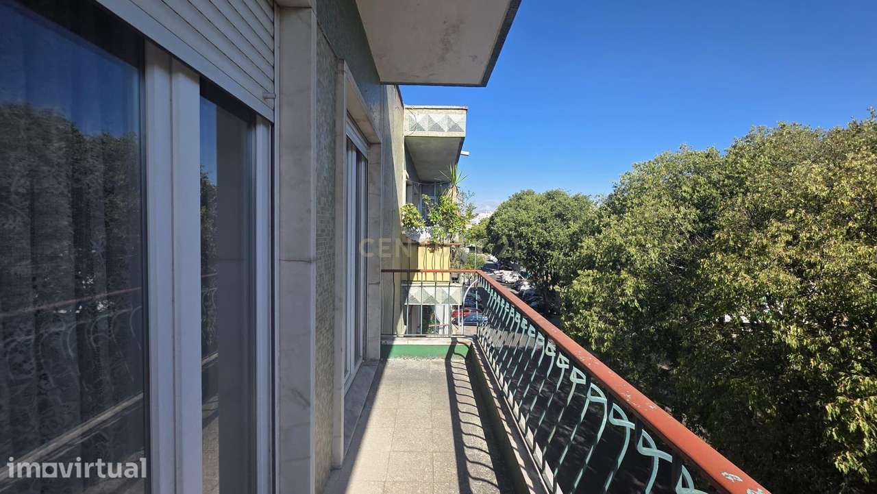 Apartamento T2 com 90 m² e varanda, a 1 minuto das Portas de Benfica — - Grande imagem: 4/16