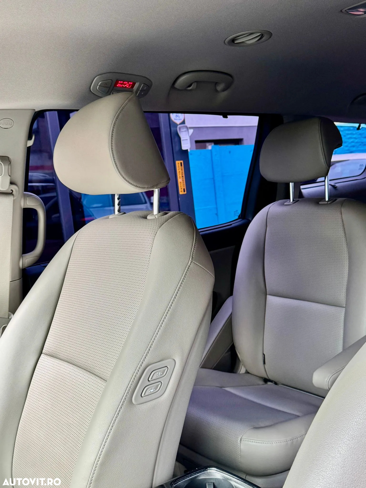 Kia Carnival - 21