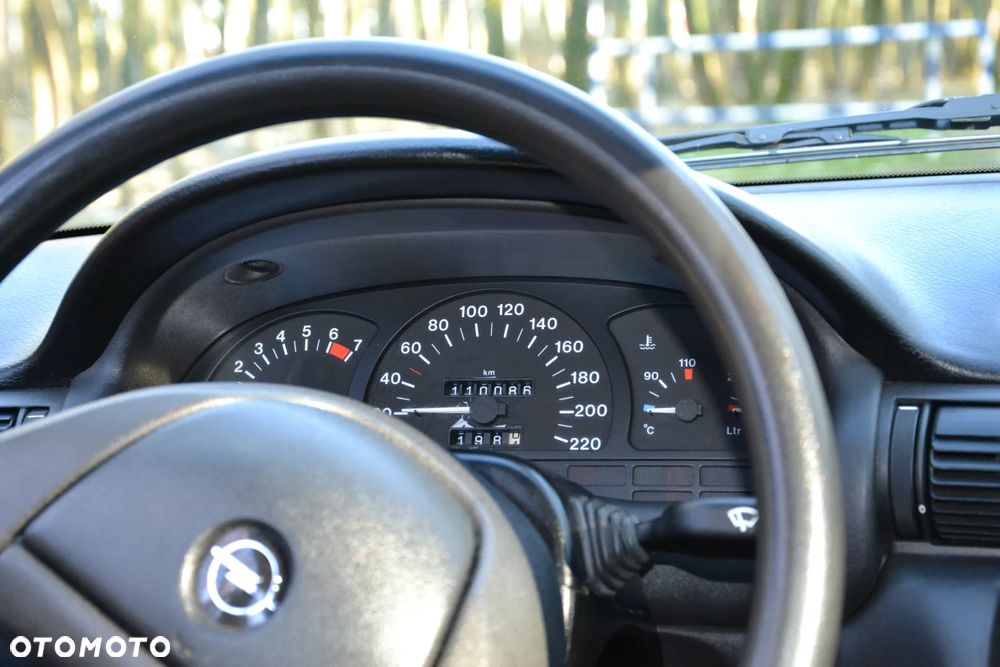 Opel Astra 1.6 GLS - 17