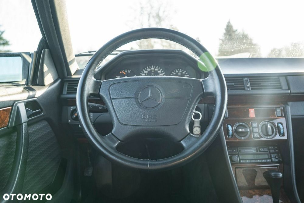 Mercedes-Benz Klasa E 320 - 22