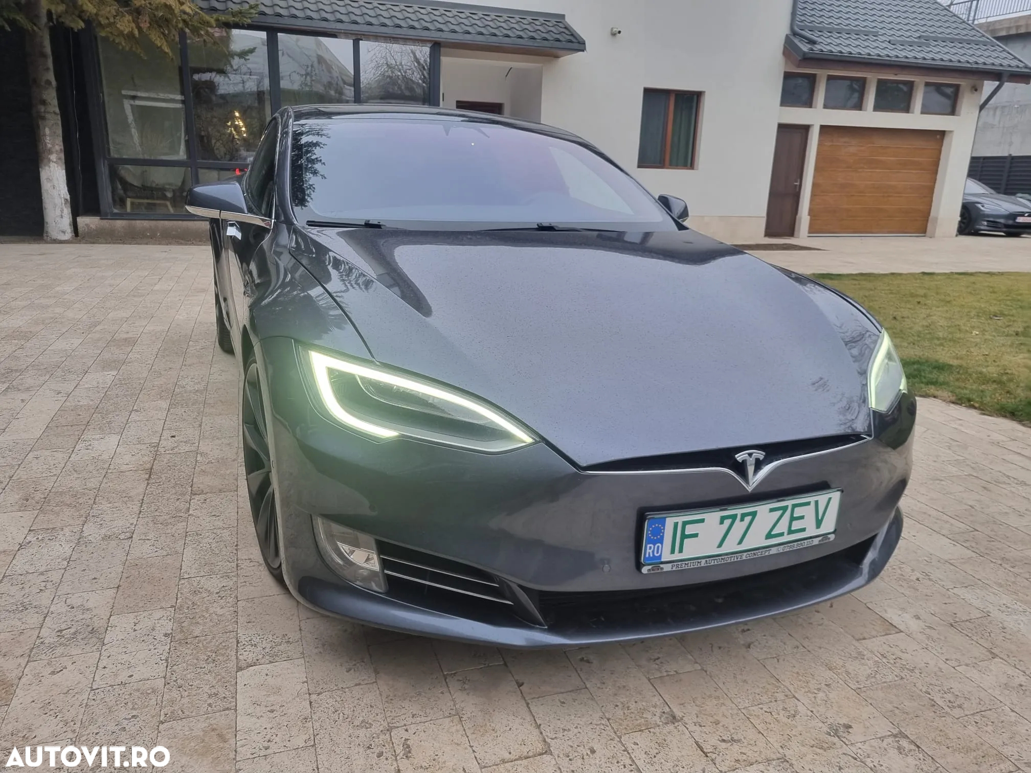 Tesla Model S - 4