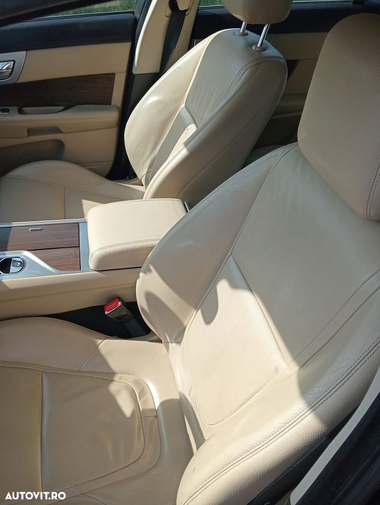 Jaguar XF 20d RWD E-Performance Pure - 4