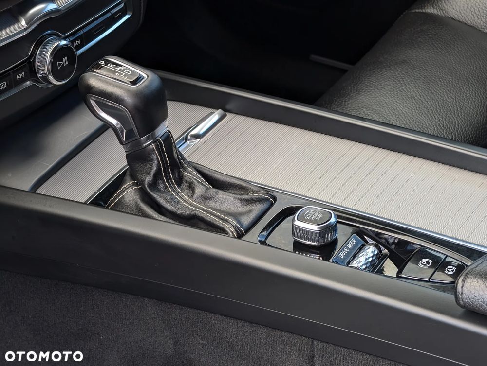Volvo XC 60 D4 R-Design - 33