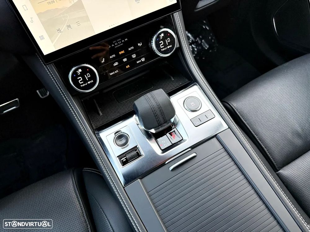 Jaguar F-Pace P250 AWD R-Dynamic S - 19