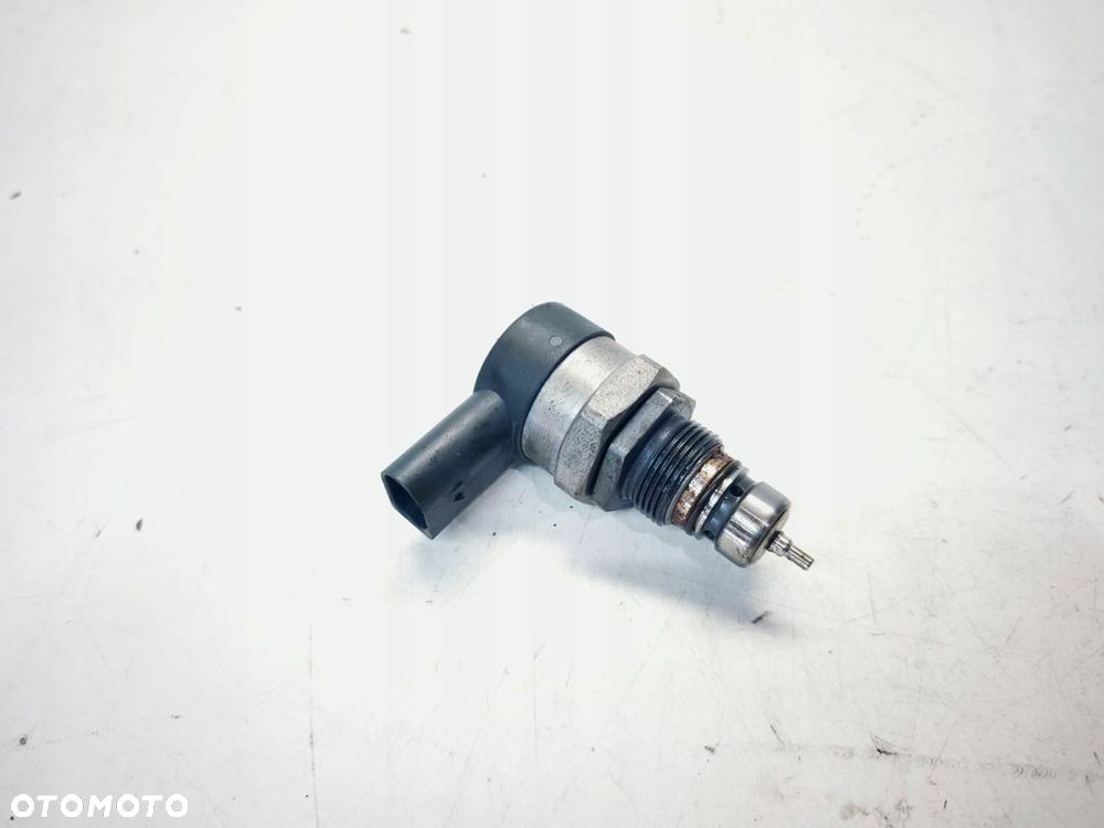 ZAWÓR CIŚNIENIA PALIWA AUDI VOLKSWAGEN SEAT SKODA 057130764AB - 1