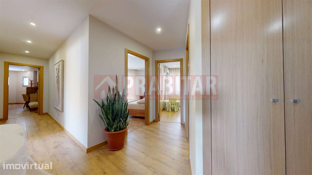 APARTAMENTO T3 SEMI-NOVO COM GARAGEM PARA 2 CARROS E VARANDAS, JUNTO A - Grande imagem: 5/43