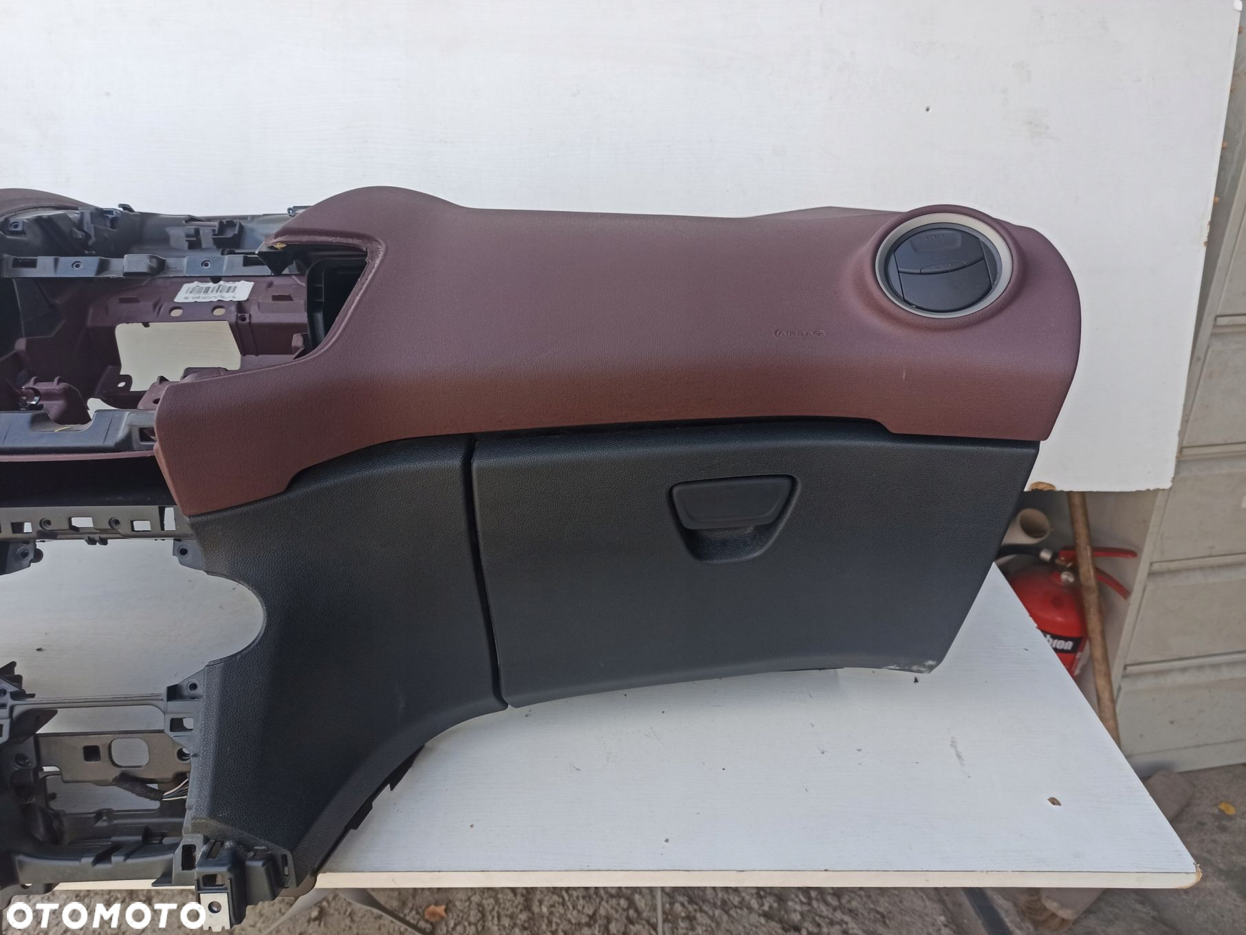 Deska rozdzielcza konsola kokpit FORD FIESTA MK7 bordowa EUROPA - 12